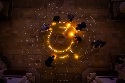 Firmkatecheten legen um den Taufbrunnen in der abgedunkelten St.-Agatha-Kirche ein Labyrinth aus Teelichtern Firmkatecheten legen um den Taufbrunnen in der abgedunkelten St.-Agatha-Kirche ein Labyrinth aus Teelichtern