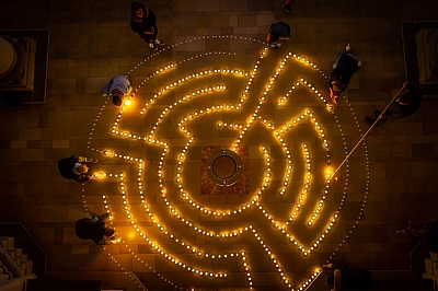 Das Labyrinth aus Teelichtern wächst. Das Labyrinth aus Teelichtern wächst.