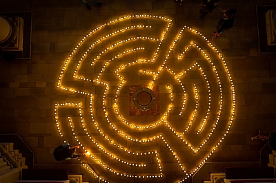 Das Labyrinth aus Teelichtern ist fertig. Blick von der Orgelbühne auf das Labyrinth. Das Labyrinth aus Teelichtern ist fertig. Blick von der Orgelbühne auf das Labyrinth.