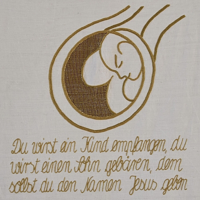 Gesticktes Bild im Hungertuch: Auf dem Bild zu sehen ist die Gebärmutter, in der das Kind heranwächst.