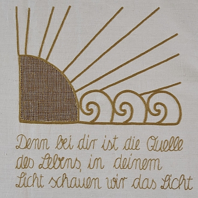 Gesticktes Bild im Hungertuch: Drei Wellen symbolisieren in diesem Bild die Quelle des Lebens und die Sonne wird zum Zeichen für das Licht es Herrn.