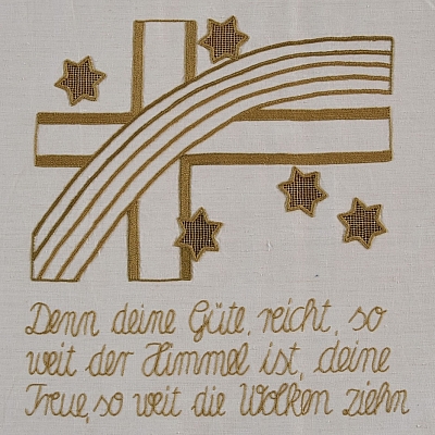 Gesticktes Bild im Hungertuch: Das Bild zeigt den Himmel bei Nacht und den Regenbogen bei Tag, als Zeichen des Bundes mit den Menschen.
