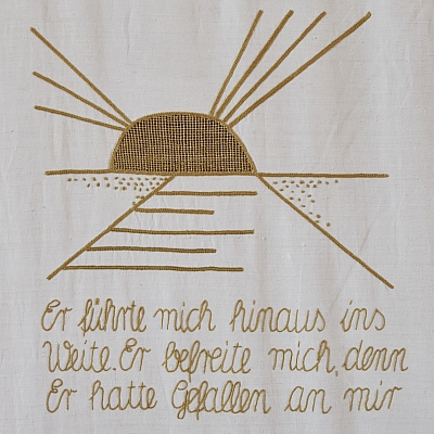 Gesticktes Bild im Hungertuch: Ein Weg führt in die Weite, der Sonne entgegen.