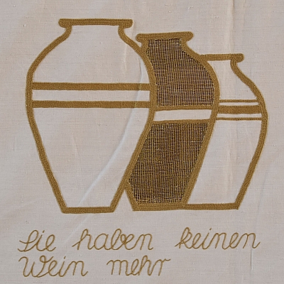 Gesticktes Bild im Hungertuch: Das Bild zeigt drei unterschiedliche Wasserkrüge.