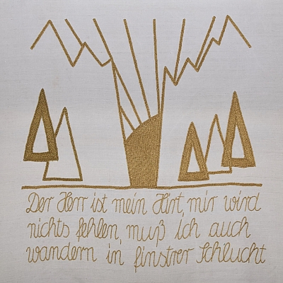 Gesticktes Bild im Hungertuch: Zart bricht die Sonne durch den Felsspalt und bringt Licht ins Dunkel. Links und rechts stehen Tannenbäume.