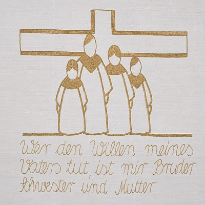 Gesticktes Bild im Hungertuch: Vier Menschen stehen vor dem Kreuz des Herrn