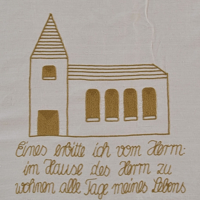 Gesticktes Bild im Hungertuch: Das Bild zeigt uns eine Kirche und die eingestickten Namen K.Düsing, Pfr. Nachtwey und Anno 1993