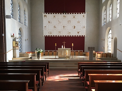 Das Schlickelder Hungertuch in der Kirche St.-Mariä-Himmelfahrt mit Altar und Kirchenbänken Das Schlickelder Hungertuch in der Kirche St.-Mariä-Himmelfahrt mit Altar und Kirchenbänken