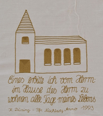 Gesticktes Bild im Hungertuch: Kirche und Bibelspruch. Darunter die Namen K.Düsing u. Pfr.Nachtwey Anno 1993 Gesticktes Bild im Hungertuch: Kirche und Bibelspruch. Darunter die Namen K.Düsing u. Pfr.Nachtwey Anno 1993