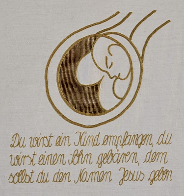 Gesticktes Bild im Hungertuch: Auf dem Bild zu sehen ist die Gebärmutter, in der das Kind heranwächst.