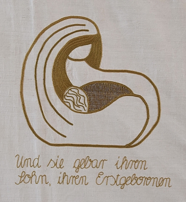 Gesticktes Bild im Hungertuch: Die Mutter Gottes hält den König des Friedens in ihren Armen geborgen.