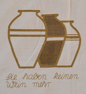 Gesticktes Bild im Hungertuch: Das Bild zeigt drei unterschiedliche Wasserkrüge.