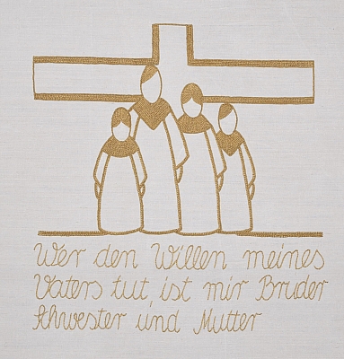 Gesticktes Bild im Hungertuch: Vier Menschen stehen vor dem Kreuz des Herrn