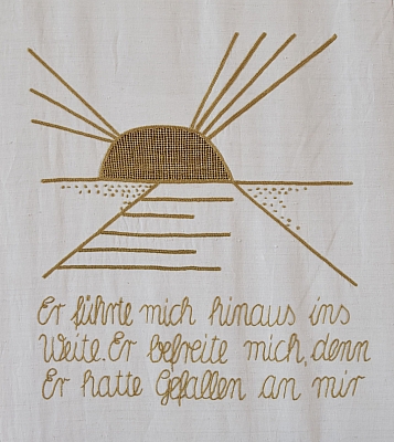 Gesticktes Bild im Hungertuch: Ein Weg führt in die Weite, der Sonne entgegen.