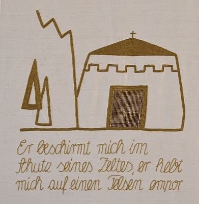 Gesticktes Bild im Hungertuch: Ein typisches Zelt aus dem Orient. Daneben ragen die ersten Felsspitzen empor mit einigen Bäumen.