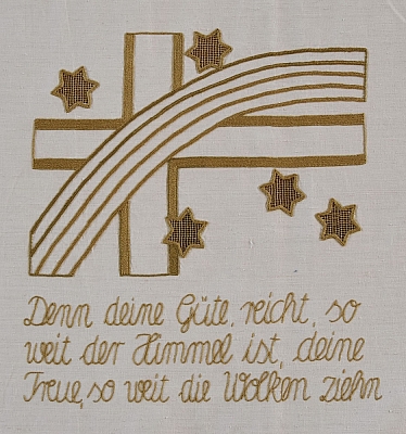 Gesticktes Bild im Hungertuch: Das Bild zeigt den Himmel bei Nacht und den Regenbogen bei Tag, als Zeichen des Bundes mit den Menschen.