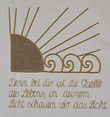 Gesticktes Bild im Hungertuch: Drei Wellen symbolisieren in diesem Bild die Quelle des Lebens und die Sonne wird zum Zeichen für das Licht es Herrn.