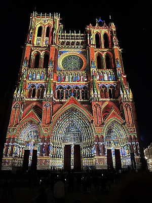 Lichtillumination der Kathedrale in Amiens Lichtillumination der Kathedrale in Amiens