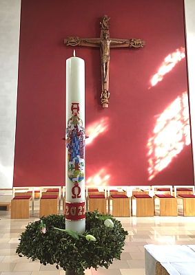 Osterkerze in der Kirche St. Mariä-Himmelfahrt, Schlickelde