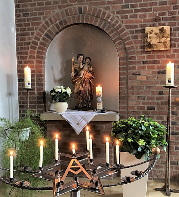 Marienaltar in der Kirche St. Mariä-Himmelfahrt Marienaltar in der Kirche St. Mariä-Himmelfahrt