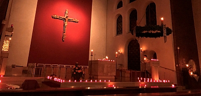 Der Altarraum der Kirche St. Mariä-Himmelfahrt ist von Kerzen beleuchtet. Nur das Kreuz im Hintergrund wird angestrahlt. Der Altarraum der Kirche St. Mariä-Himmelfahrt ist von Kerzen beleuchtet. Nur das Kreuz im Hintergrund wird angestrahlt.