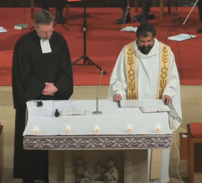 Pastor Kay-Uwe Kopton und Pater Shaji George sprechen die Fürbitten.
