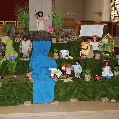 Egli-Figuren stellen die Szene vom guten Hirten dar in der Kirche St. Mariä-Himmelfahrt