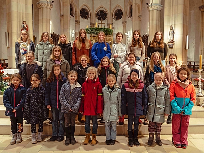 Gruppenbild der Kinderkantorei vor dem Altar der St.-Agatha-Kirche