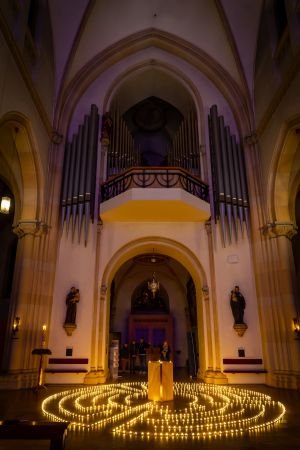 Blick Richtung Orgel mit dem Leuchtenden Labyrinth im Vordergrund