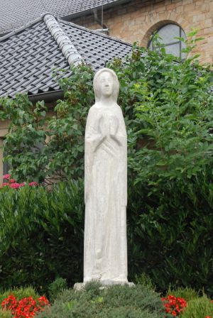 Marienfigur aus Sandstein vor der Kirche St. Mariä-Himmelfahrt, Schlickelde