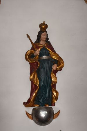 Maria mit dem Zepter in der Hand auf einer Weltkugel