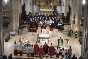 Festmesse am Patronatsfest zu Ehren der Hl. Agatha:  Priester, Diakon, Messdiener, Kirchenchor und Kinderchor um den Altar versammelt.