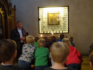 Diakon Mäurer zeigt Kindern die Marienkapelle der St. Agatha-Kirche