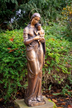 Marienfigur aus Bronze mit Jesuskind vor dem Pfarrhaus Mettingen