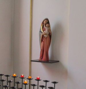 Marienfigur mit Jesuskind in der Krankenhaus-Kapelle