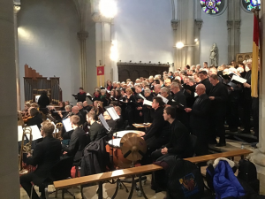Die Chöre und das Orchester während des Konzertes im Altarraum der St. Agatha-Kirche