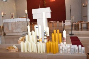Kerzen in St. Mariä Himmelfahrt