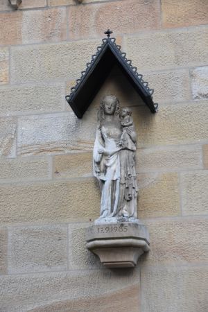 Marienstatue mit Jesuskind außen an der Ostseite der St.-Agatha-Kirche