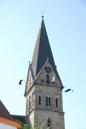 Im Turm der St.-Agatha-Kirche wehen Fahnen