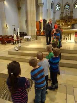 Diakon Mäurer mit Kindern im Altarraum St. Agatha
