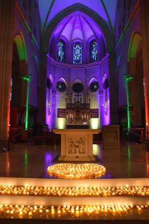 St. Agatha Altar bund beleuchtet davor ein Herz aus Kerzen.