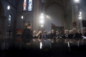 Chorleiterin Ortmann dirigiert den Kirchenchor