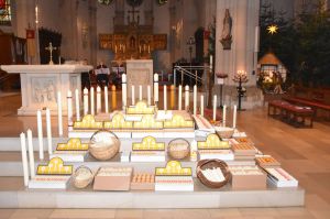 Kerzen auf den Stufen in der St. Agatha Kirche