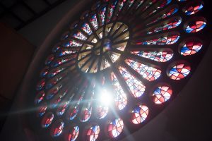 Sonnendurchflutete Rosette der Kirche St. Mariä-Himmelfahrt