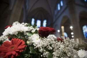Blumen in rot und weiß im Altarraum