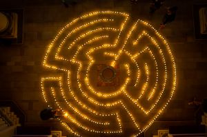 Blick von oben auf das im Kerzenlicht strahlende Labyrinth