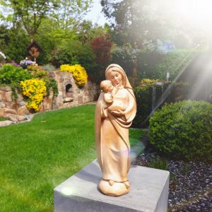 Marienfigur mit Jesuskind im Garten