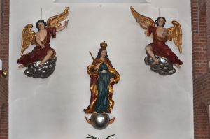 Wandstatuen von Engeln und Maria der Königin