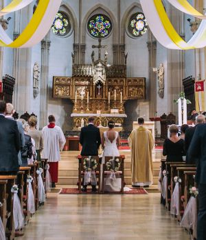 Das Brautpaar steht vor dem Altar rechts neben Ihnen steht Pastor Timo Holtmann