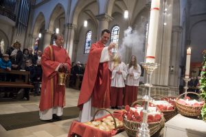 Pastor Holtmann segnet Brot und Kerzen